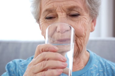 5 tips to help seniors drink more water